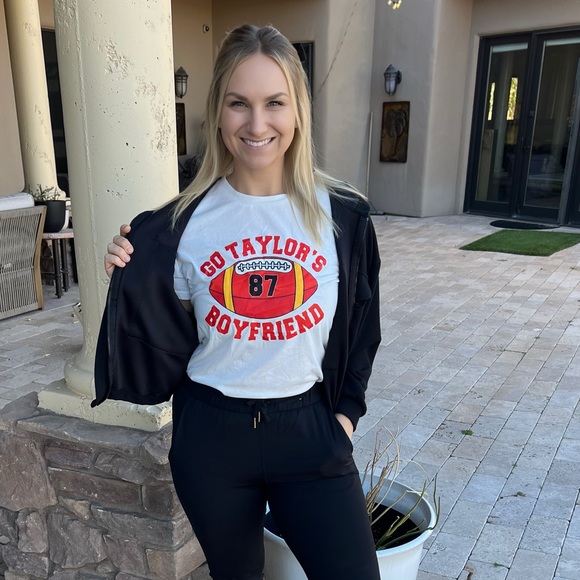 Go Taylor’s boyfriend Kansas City chiefs tshirt - Picture 1 of 1